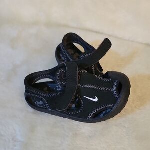 NIKE Sunray Protect Toddler Black Sandals Summer Pool. Velcro Closure. Size 7C